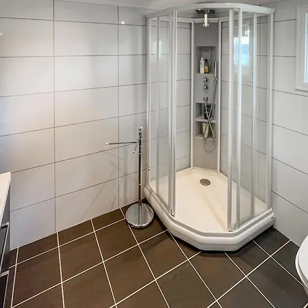 4 Bedroom Cozy In Holiday home